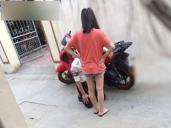 Dân tình xôn xao với hình ảnh nam thanh niên đi SH đến nhà bạn gái, rồi quỳ gối trước cổng khiến cả xóm kéo nhau ra xem