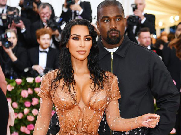 Kim Kardashian phẫn nộ vì Kanye West kể chuyện cô phá thai trong bài phát biểu tranh cử Tổng thống, cả gia tộc sốc nặng