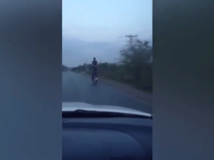 Video: Thanh niên liều lĩnh đứng trên yên xe máy suốt quãng đường dài
