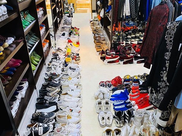 Fan choáng ngợp với căn phòng hàng hiệu chẳng khác nào store xa xỉ của sao Việt