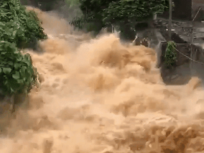 Ảnh: Mưa lớn kéo dài tại Hà Giang, đường phố biến thành sông, ô tô chìm nghỉm trong biển nước