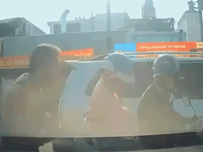 Video: Đập tay vào ôtô nhắc nhở, thanh niên đi xe máy đã bị tài xế đấm vào mặt một cú trời giáng