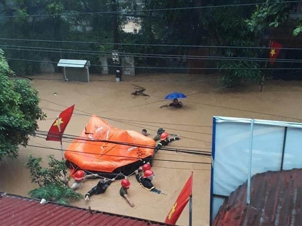 Thành phố Hà Giang chìm trong biển nước, 2 mẹ con bị vùi chết