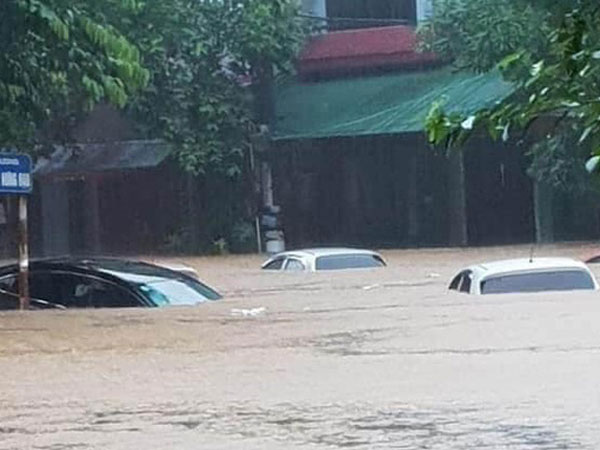 Mưa lớn trong đêm, nhiều tuyến phố ở Lào Cai ngập sâu