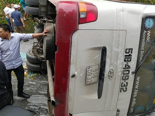 Xe khách chở gần 30 người lật ngang đèo tại Lào Cai