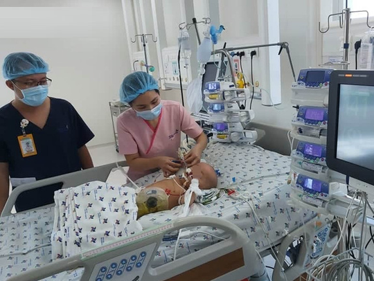 Thông tin mới nhất của cặp song sinh được tách rời: Bé Diệu Nhi đã cai máy thở, phản xạ tốt khi nghe giọng cha mẹ