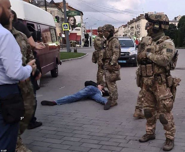 Tổng thống Ukraine làm theo yêu cầu quái dị của tay súng để cứu 20 con tin: Lên facebook kêu gọi xem phim kinh dị từ 2005