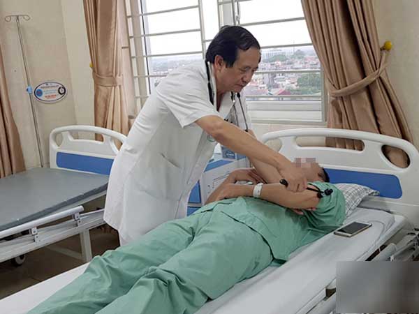 Người đàn ông khỏe mạnh đột quỵ do tắm nước lạnh sau khi tập thể dục