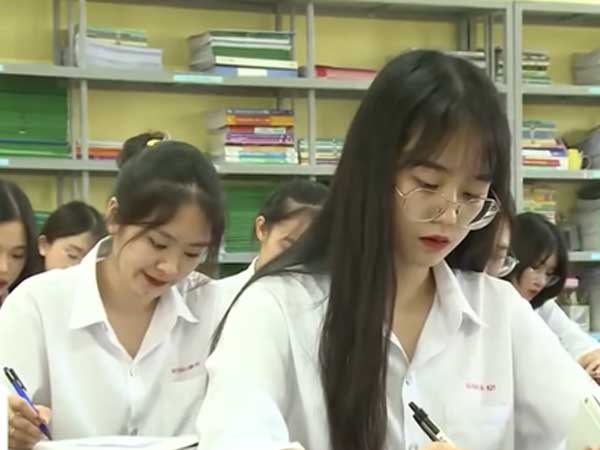 Gái xinh xuất hiện đúng 1 giây ở bản tin thời sự, dân mạng ngắm xong liền phục anh quay phim của VTV