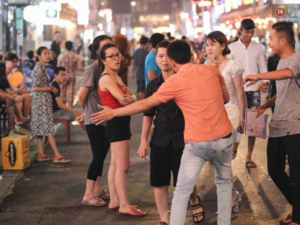 Kinh tế đêm ở phố Tây Sài Gòn đang 'cầu cứu': Nhân viên... năn nỉ khách Việt vào quán, cầm cự vượt qua khủng hoảng