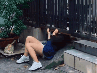 Khoe màn tụt cổng 'trốn nhà' đi chơi như phim, cô gái trẻ bị dân tình xúm vào chỉ trích: 'Có khác nào vẽ đường cho trộm vào nhà không?'