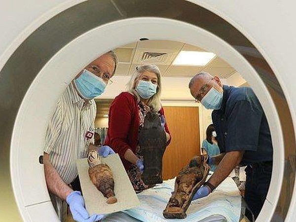 'Đứng hình' nhìn xác ướp 3000 tuổi đến bệnh viện chụp CT "khám sức khỏe"