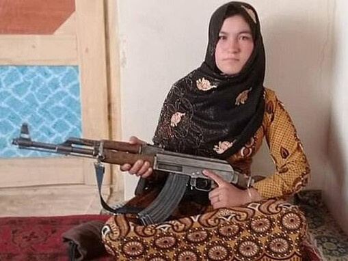 Thiếu nữ kể lại giây phút cầm AK hạ hai phiến quân Taliban