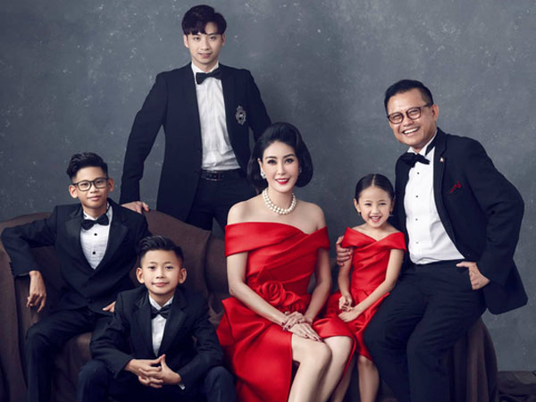 Khoe hình kỷ niệm 13 năm ngày cưới, nhưng dân tình lại chú ý tới vẻ ngoài nổi bật của con trai chồng Hà Kiều Anh