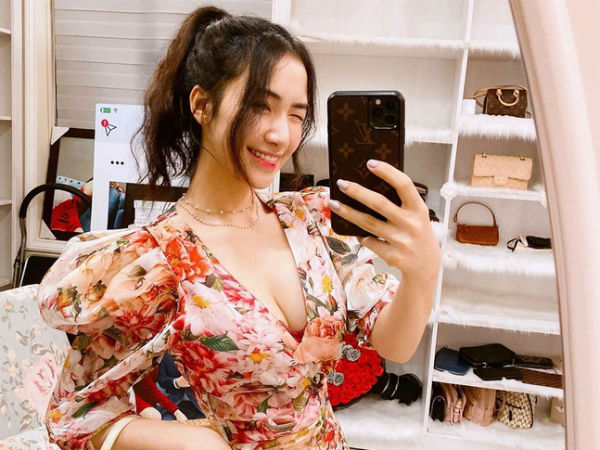 Hòa Minzy 'vượt mặt' Ngọc Trinh về độ giàu có, khoe một lúc 4 'thẻ đen quyền lực' của giới thượng lưu