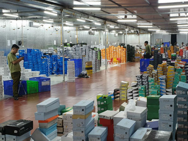 Mất 4 ngày đêm kiểm kê và 34 container chứa hàng niêm phong trong kho hàng lậu khủng ở Lào Cai