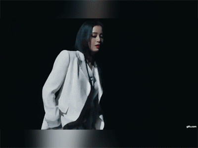 Kim Tae Hee gây bão với màn lột xác ngoạn mục, nữ thần trong sáng hóa 'chị đại' quyền lực chỉ trong chớp mắt