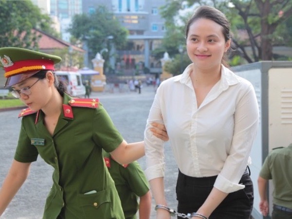 Sau 5 ngày tạm hoãn, Ngọc Miu tươi cười cùng người tình Văn Kính Dương đến phiên tòa sơ thẩm