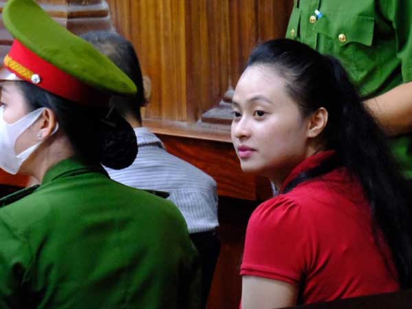 Diễn biến bất ngờ phiên xét xử 'trùm' ma túy Văn Kính Dương và hot girl Ngọc Miu: Luật sư phản bác gay gắt, yêu cầu VKS trả hồ sơ điều tra lại