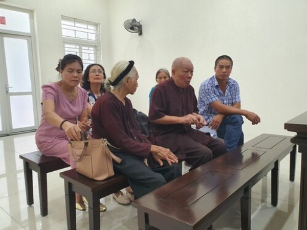 Tạm hoãn xét xử vụ con dâu 'khai tử' bố mẹ chồng đang sống để bán nhà đất