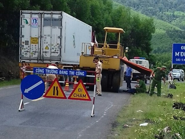 Hy hữu: Xe lu cán chết công nhân làm đường
