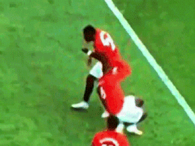 Maguire: 'Pogba đáng ra nên đưa mặt để cản bóng!'