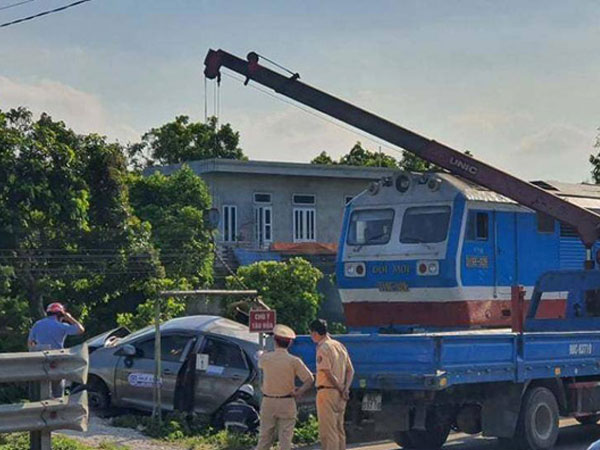 Va chạm mạnh với tàu hỏa, taxi bị kéo đi 100 mét khiến 3 người thương vong