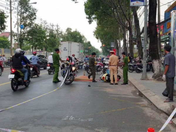 Đón con đi học về, người mẹ đang nghỉ thai sản bị xe chở chất thải cán tử vong, bé trai nguy kịch