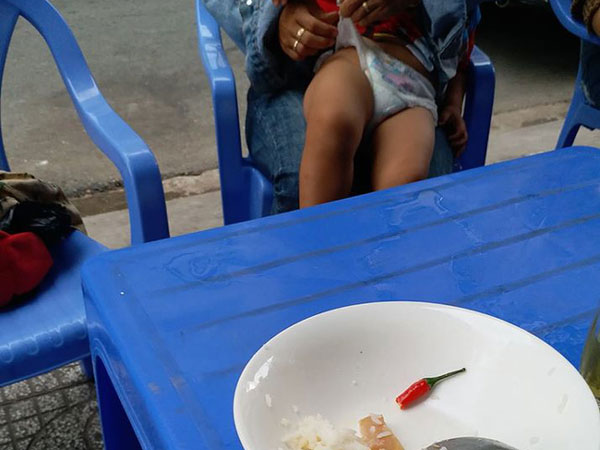 Đang cơm nước ngon lành, thanh niên suýt 'chết nghẹn' khi chứng kiến mẹ trẻ điềm nhiên chạy lại trước mặt thay bỉm cho con