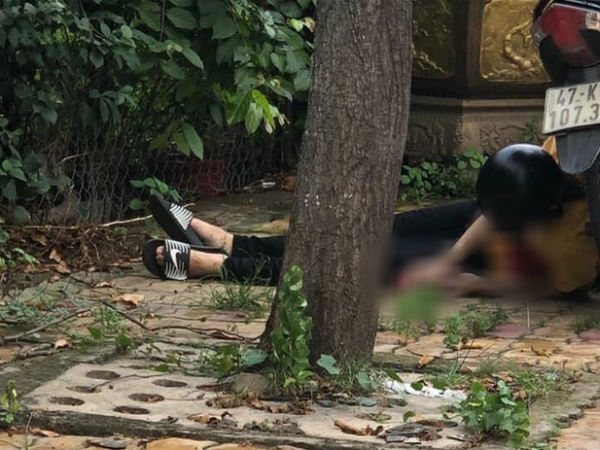 TP.HCM: Phát hiện nam thanh niên gục chết bên đường, dao còn đâm trên ngực