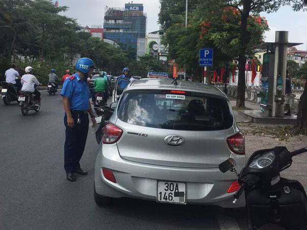 Thực hư chuyện vừa đỗ xe vào nhà vệ sinh công cộng, tài xế ngay lập tức bị lập biên bản