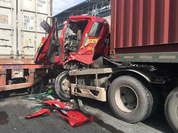 Tài xế kêu cứu trong cabin xe container bị bẹp dúm
