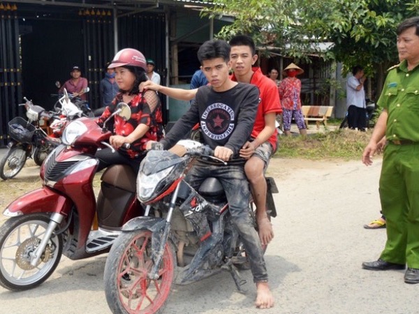 2 kẻ cướp giật dây chuyền, hất bột ớt vào người truy đuổi