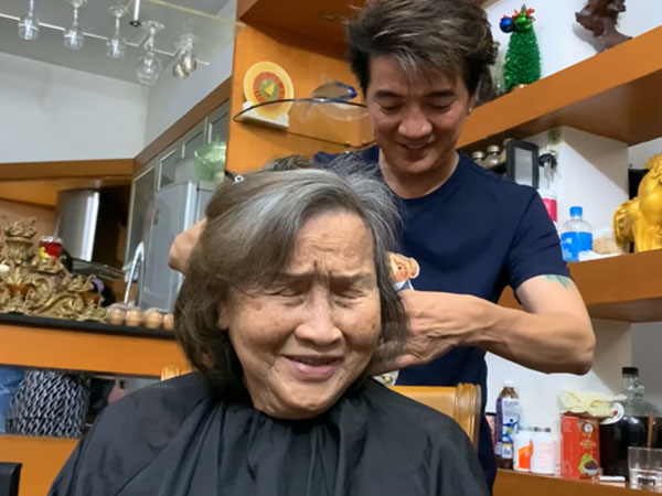 Được Đàm Vĩnh Hưng qua tận nhà cắt tóc, mẹ Hoài Linh nói câu xúc động