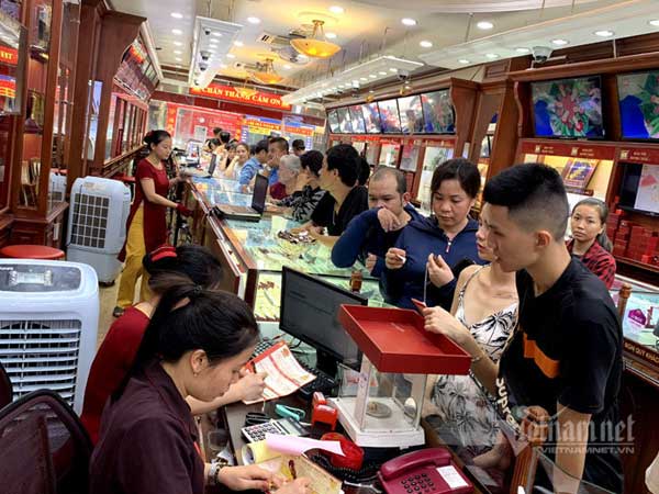 Vàng đắt nhất mọi thời đại: Dân vét két, ùn ùn đi bán