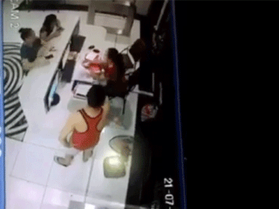 Người đàn ông hành hung nữ nhân viên bể bơi do con quẹt thẻ thừa 6 lượt là giám đốc chi nhánh ngân hàng tại Hà Nội