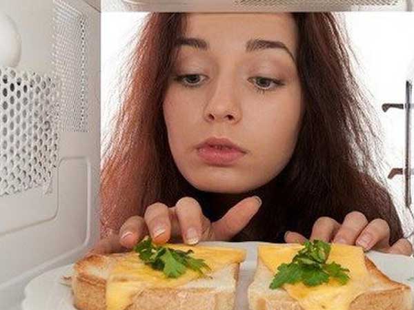 Không phải ai cũng đang dùng lò vi sóng đúng cách, đây là những lỗi sai phổ biến gây bệnh, bạn cần biết để né tránh