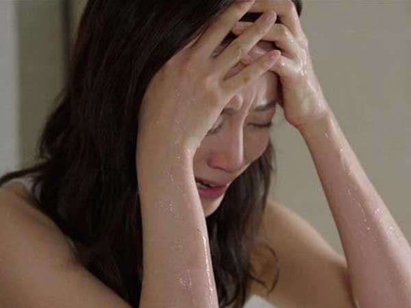 Vừa ngồi vào bàn ăn, tôi đã choáng ngợp khi thấy toàn món ngon, thắc mắc thì vợ bật khóc rồi cho biết một tin chấn động khiến tôi thảng thốt hất đổ cả mâm cơm
