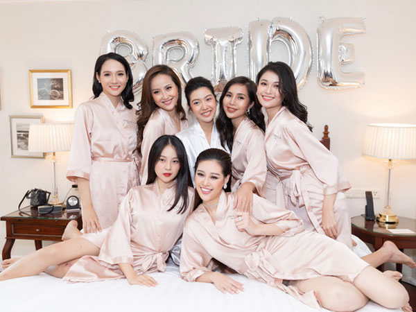Dàn phù dâu 'cực phẩm' toàn Hoa hậu, người đẹp trong đám cưới Á hậu Thúy Vân