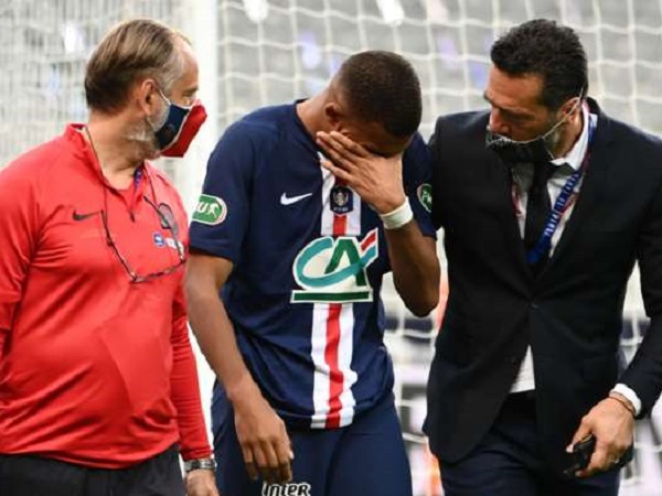 Mbappe bật khóc, phải rời sân bằng nạng sau pha vào bóng rợn người