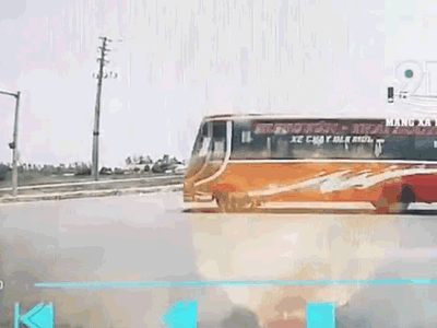 Video: Khoảnh khắc xe container đâm lật xe khách khiến 2 người tử vong giữa trưa