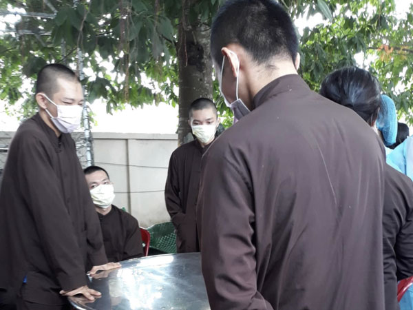 'Tịnh thất Bồng Lai' không hợp tác khi được vận động cách ly vì tiếp xúc với người nhập cảnh trái phép, còn dùng điện thoại livestream lên MXH