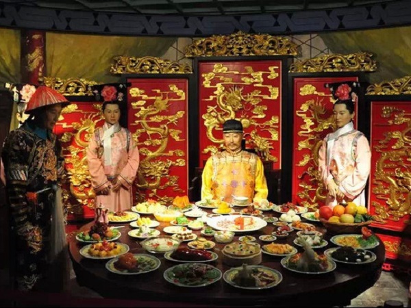 Thú ăn uống của hoàng đế Trung Hoa xưa: Hàng ngàn cao lương mỹ vị và những cách ăn 'quái đản'