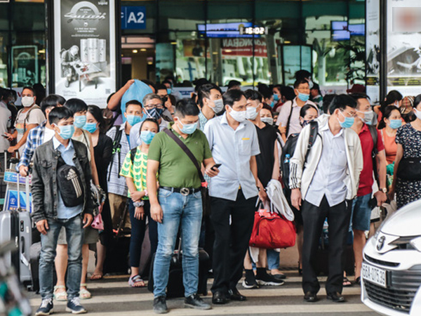 Người dân Sài Gòn và Hà Nội 'kích hoạt' lại các biện pháp phòng chống dịch: Tuân thủ đeo khẩu trang nơi đông người
