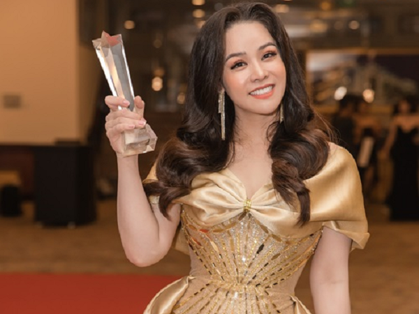 Nhật Kim Anh nhận giải 'Nữ diễn viên của năm' với vai Thị Bình phim Tiếng sét trong mưa