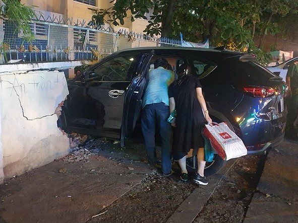 Đạp nhầm chân ga, nữ tài xế tông sập tường rào trường tiểu học