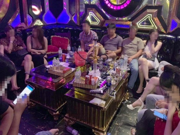 'Tóm gọn' 21 dân chơi đang phê ma túy trong karaoke Hollywood