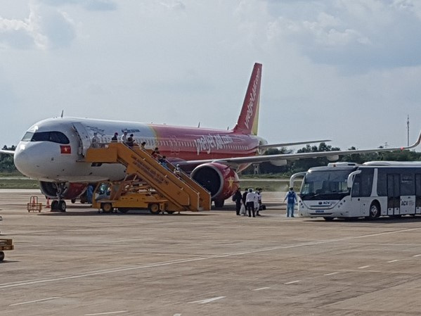 Sân bay Cần Thơ đón hơn 240 người Việt từ Singapore về nước