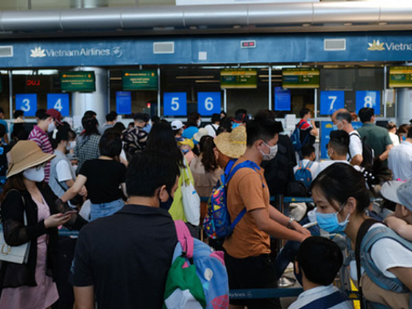 Bộ GTVT yêu cầu hành khách đi máy bay, tàu xe phải đeo khẩu trang và đo thân nhiệt