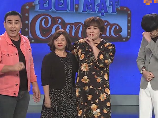 Nam MC 30 tuổi quỳ gối xin mẹ đừng ngủ chung thấy có lỗi khi mẹ bị chỉ trích: 'Ngủ chung với mẹ, Hiếu chỉ gãi lưng và đấm bóp chân thôi'